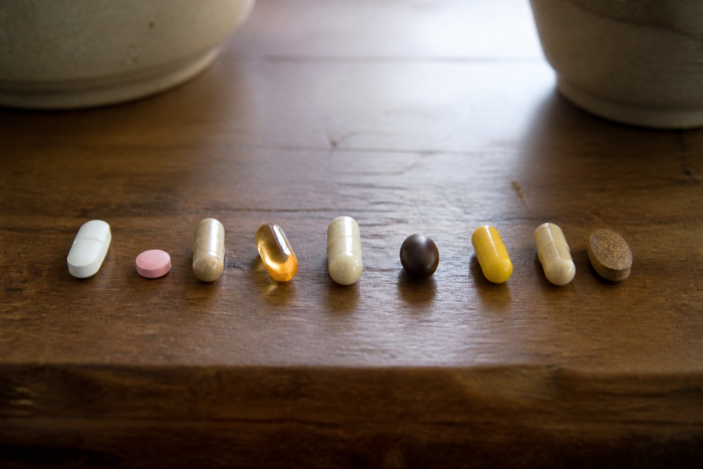 Comprimes et gelules de couleurs differentes alignes