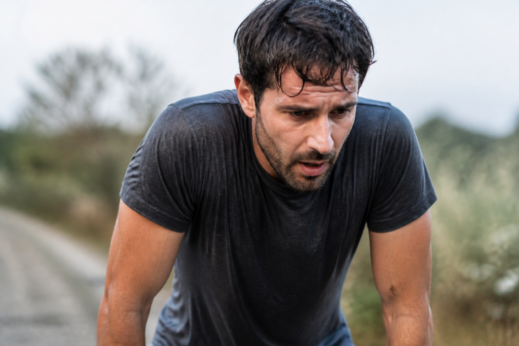 Homme effectuant exercice physique avec sueur visible