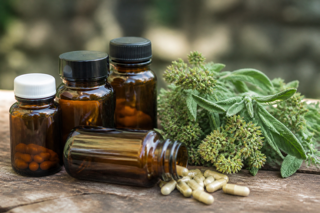 Pilules bouteilles et plante medicinale ensemble